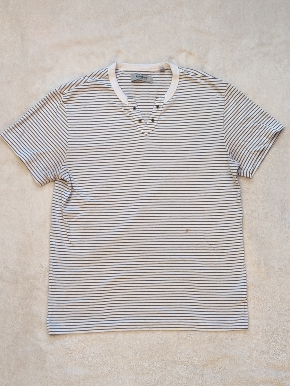 Kenneth Cole Reaction Striped V Neck Tee Men’s Small White Gray Shirt